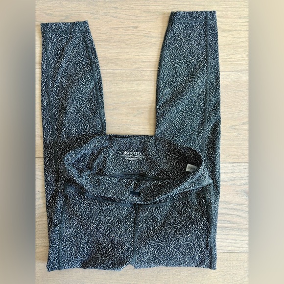 Athleta Ultimate Stash Textured 7/8 Tight - Picture 3 of 3